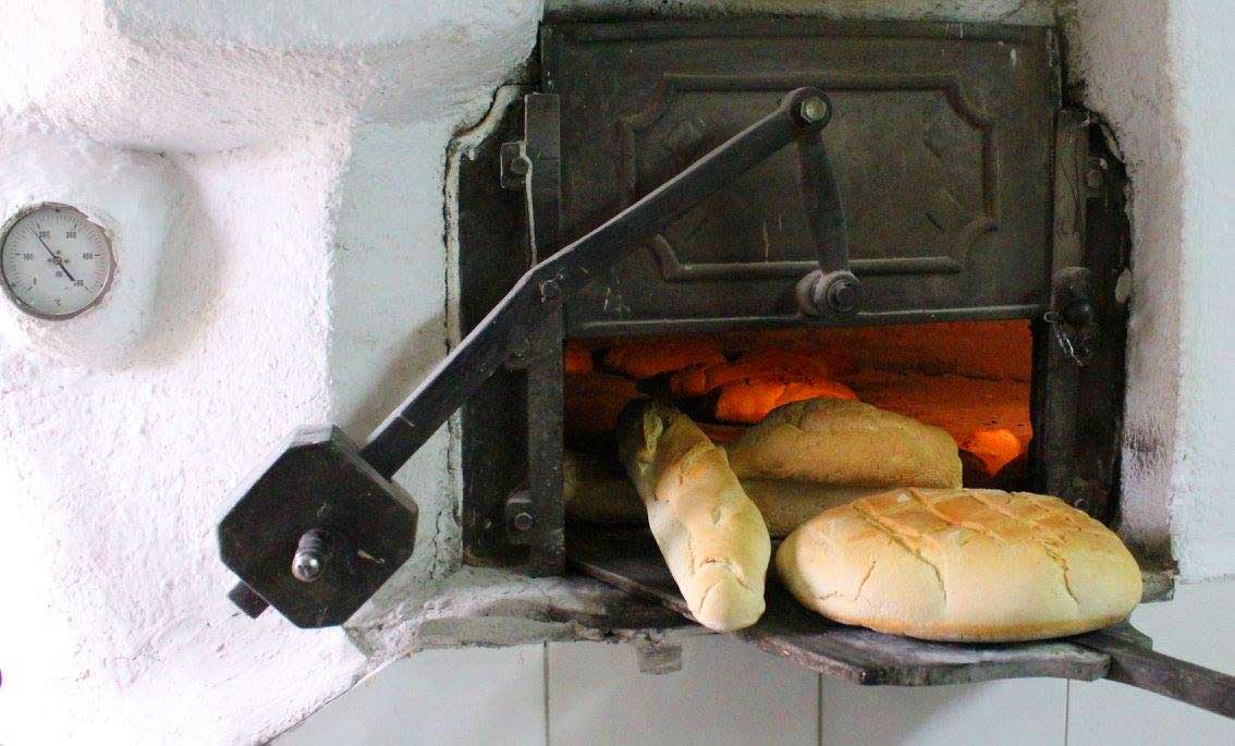 La única panadería en Pedraza con horno de leña